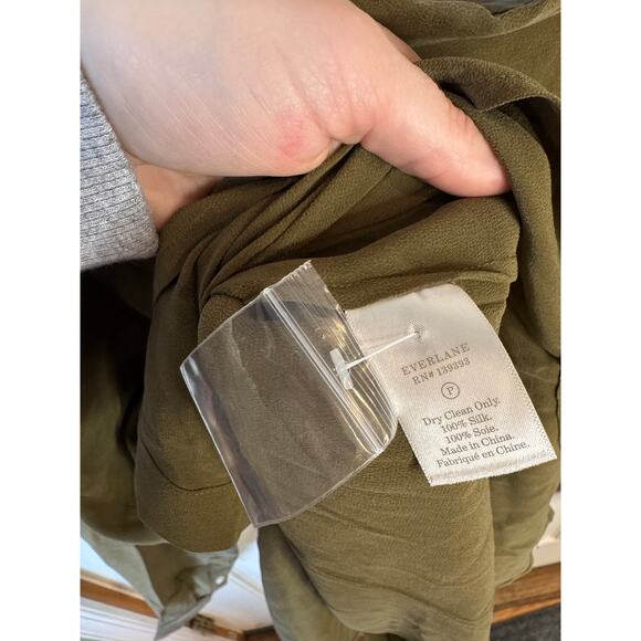 EVERLANE NWT Button Down 100% Silk Oversized Longsleeve Shirt Olive Green Size 0 - Picture 7 of 9